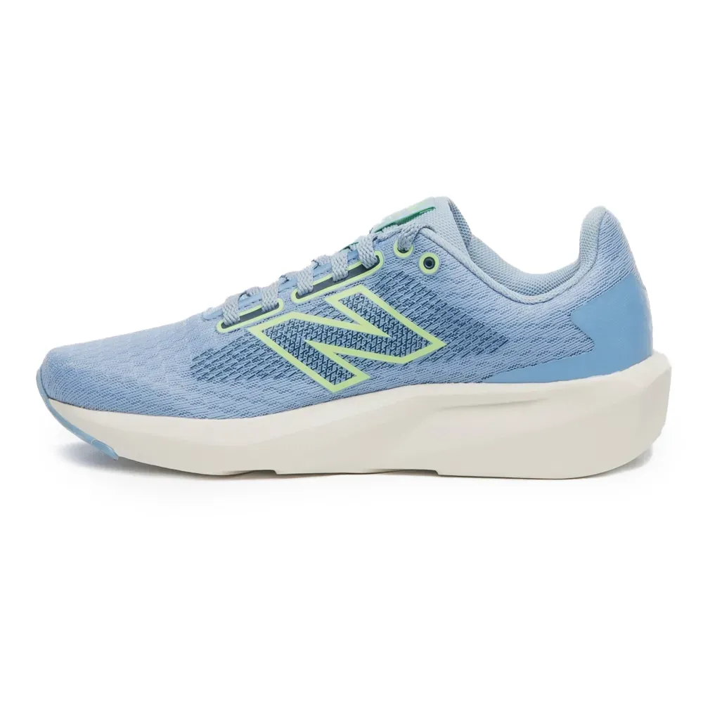 Vista lateral do tênis de corrida feminino New Balance W413v3 azul claro com detalhes em verde neon